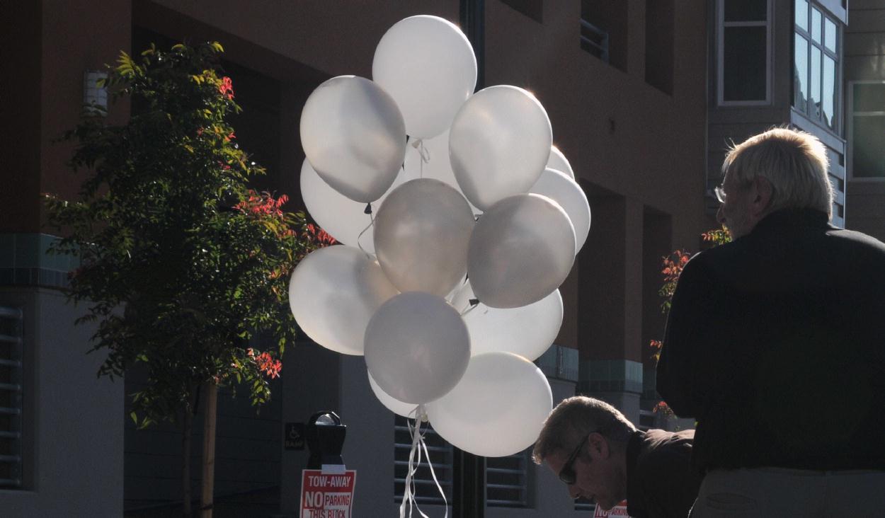 ./Balloons20090618_180420_UptownUnveiledOakland_5136BCX.jpg