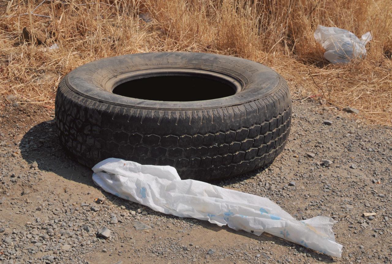 ./Tire_Trash_20080706_095506_PortCostaCA_1085BCX.jpg