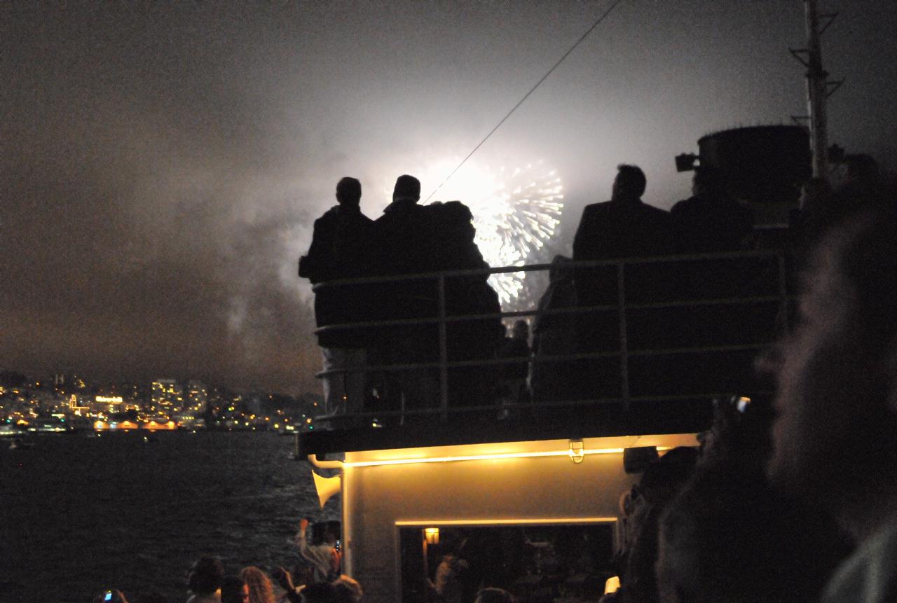 ./FireworksHornblowerSFBay20090704_15_213114_6594BCX.jpg