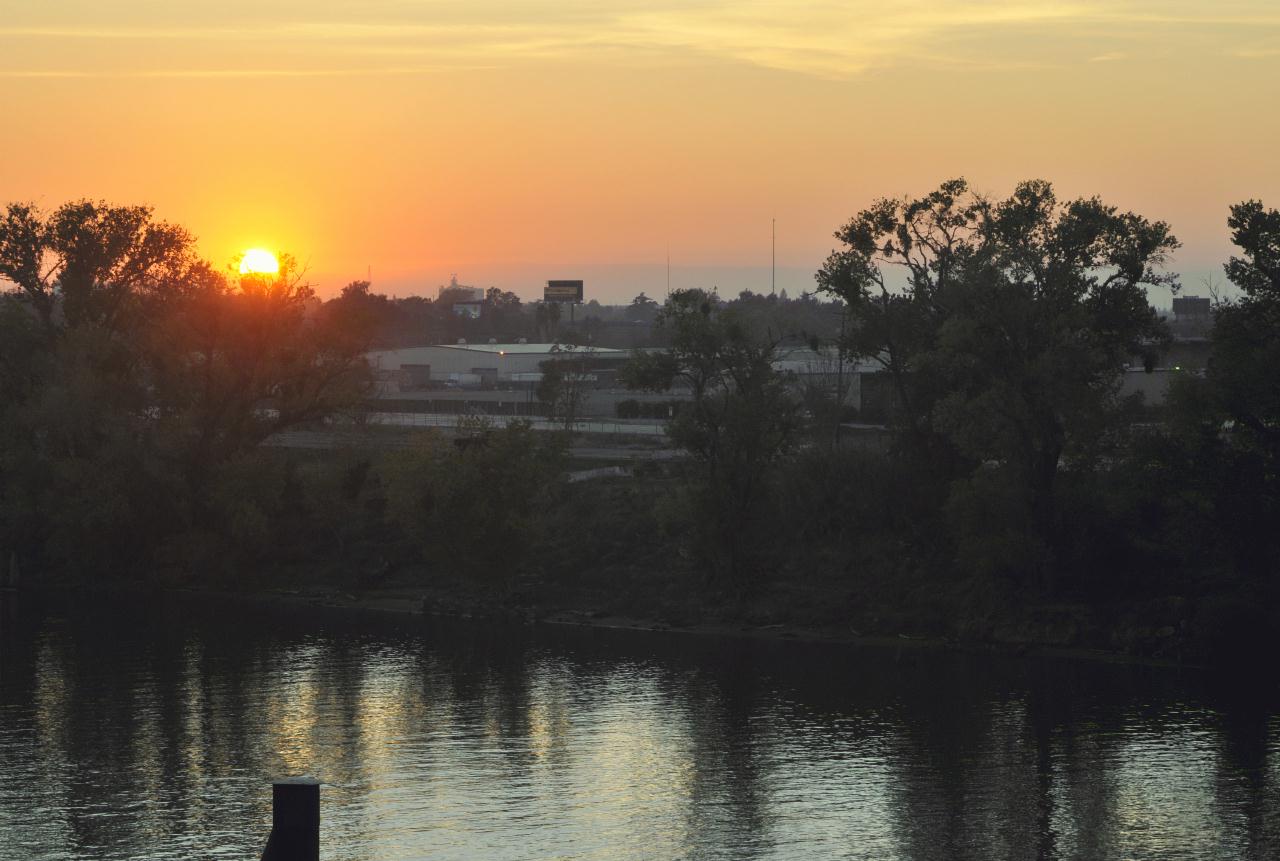 ./Sunset_20081115_174736_Sacramento_River_7250BCX.jpg