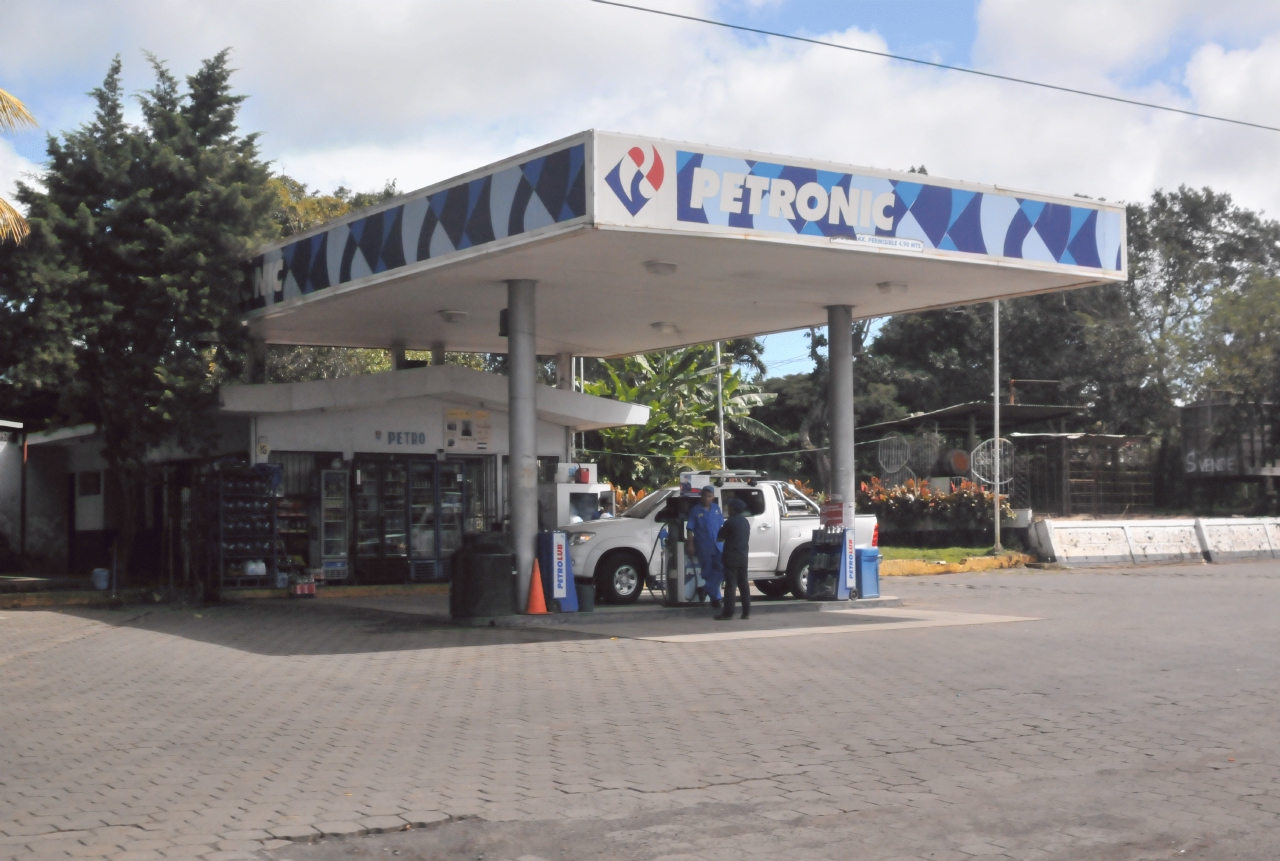 ./Gas_Station_Nicaragua_20111118_105753_B12_1702.jpg