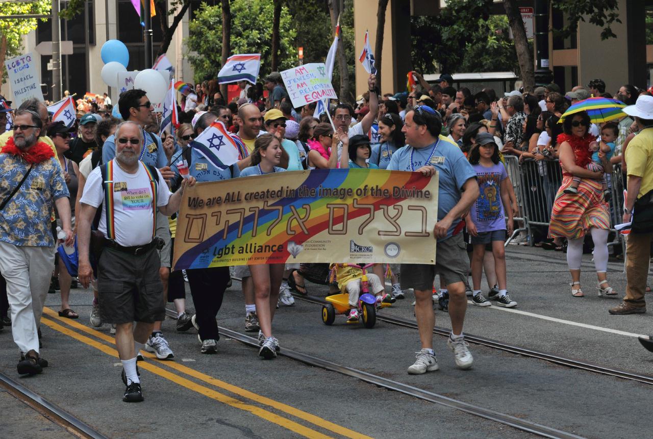 ./LGBTParadeSF20090628_020_110438_5483BCX.jpg