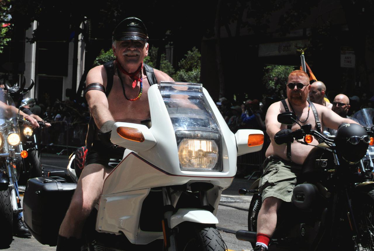 ./LGBTParadeSF20090628_112_123336_6037BCX.jpg