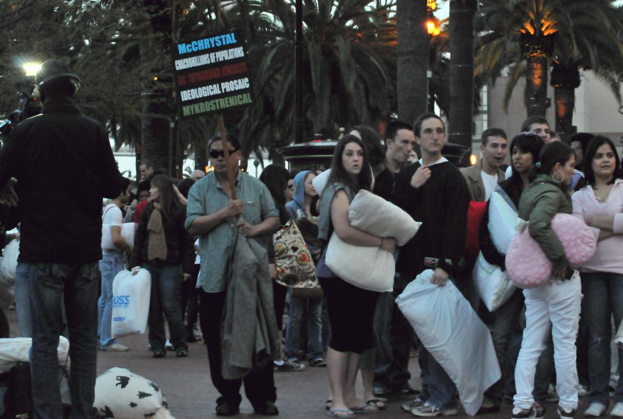 ./ValentinesDayPillowFight20100214_174130_1354BCX.jpg