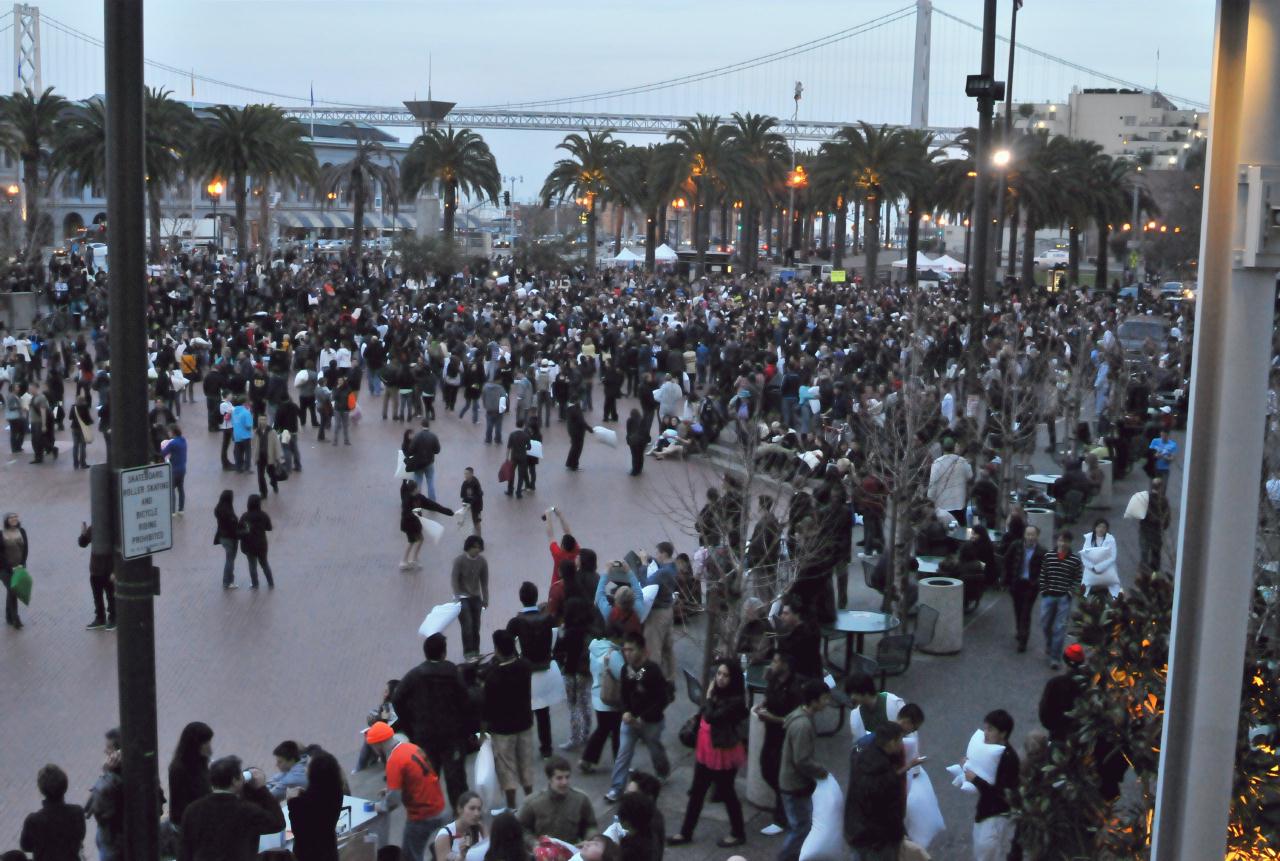 ./ValentinesDayPillowFight20100214_174734_1367BCX.jpg