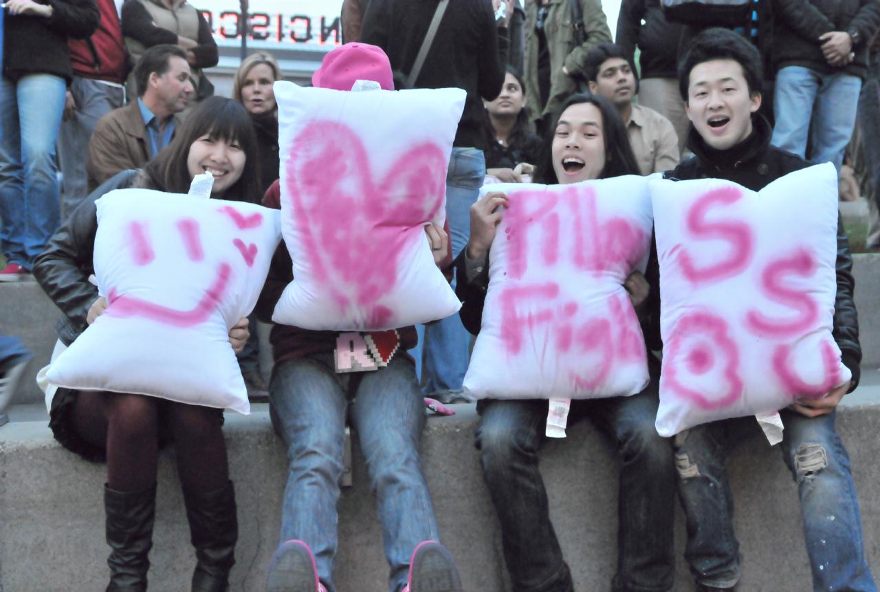 ./ValentinesDayPillowFight20100214_175000_1374BCX.jpg