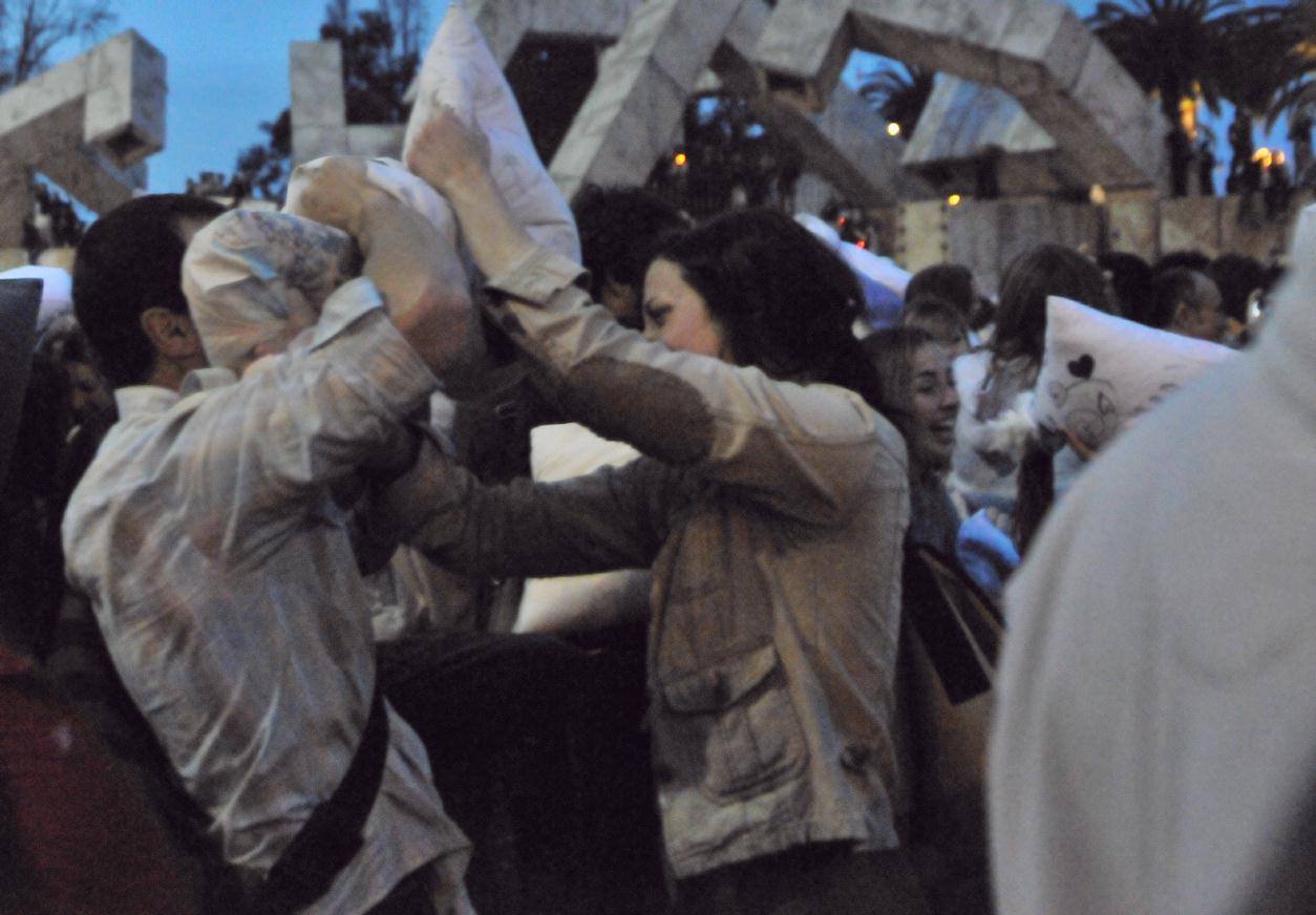 ./ValentinesDayPillowFight20100214_180532_1428BCX.jpg